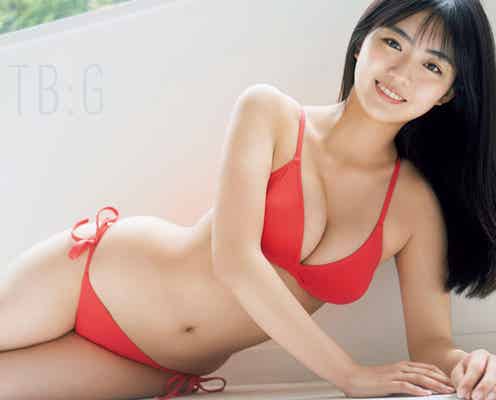 豊田ルナ、美くびれ際立つ水着ショットで魅了