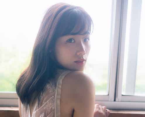 「カメラを止めるな!」秋山ゆずき、美背中大胆あらわに妖艶眼差し