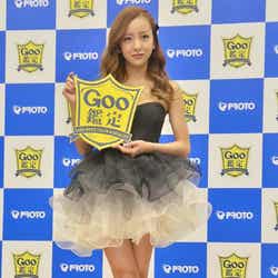 ミニワンピで美脚を披露した板野友美