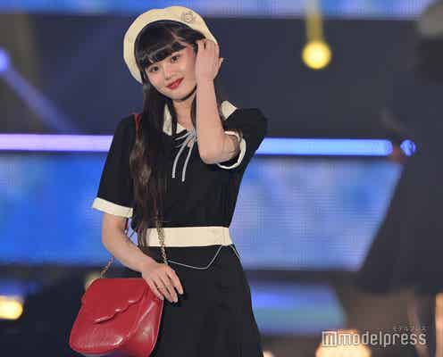 Girls2原田都愛、ミニスカ×ハイソックスでほっそり美脚魅せる<GirlsAward 2023 S/S>