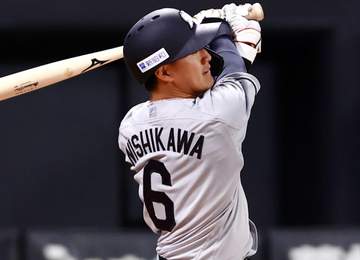 球場騒然 ロッテ盗塁成功一転2死走者なしに 打者西川の空振りバットが捕手マスクに直撃 守備妨害で走者もアウトに