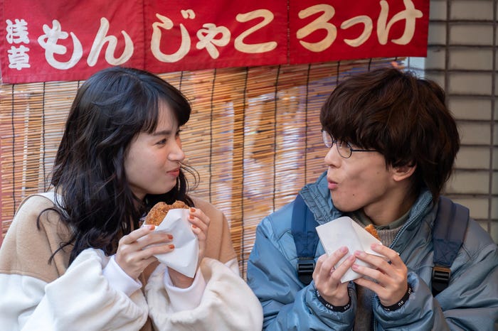 関水渚、末澤誠也「彼女と彼氏の明るい未来」第1話より(C)「彼女と彼氏の明るい未来」製作委員会・MBS