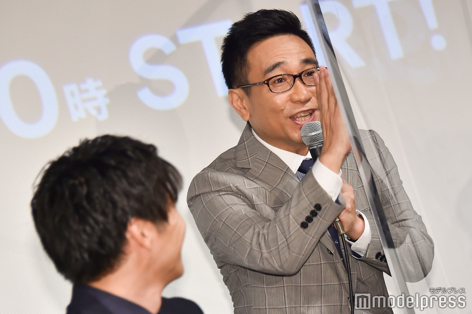 アクリル板ありの撮影にカメラマンを気遣う八嶋智人と笑う田中圭 （C）モデルプレス