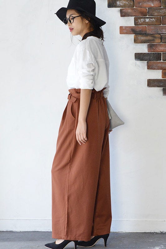 シンプルノーカラーシャツ「coca」2,990円(税込)/画像提供:coca