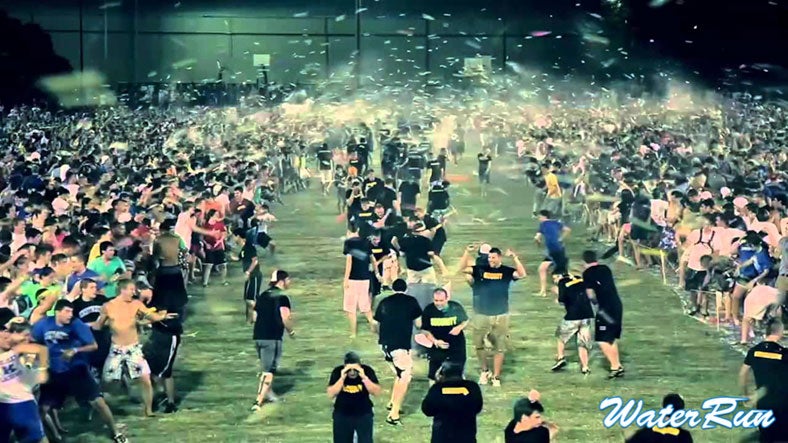 10万の水風船が宙を舞う／画像提供：ウォーターラン