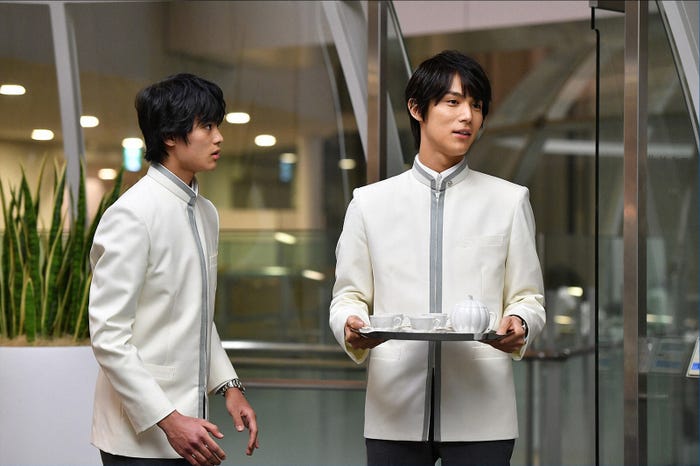 生徒会長・天馬(中川大志・右)を慕う副会長・近衛仁(嘉島陸・左)(C)TBS