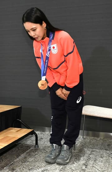 高梨沙羅の人柄にじんだシーン 早朝でもファンに笑顔→報道陣に深々と一礼 帰国会見で「感謝の気持ちでいっぱい」「たくさんの方に出迎えていただいて安堵」