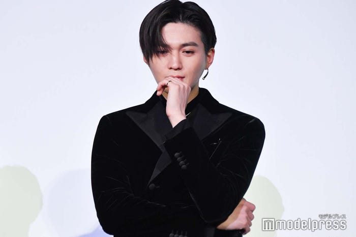 初給料で買ったものを必死に思い出す八木勇征(C)モデルプレス