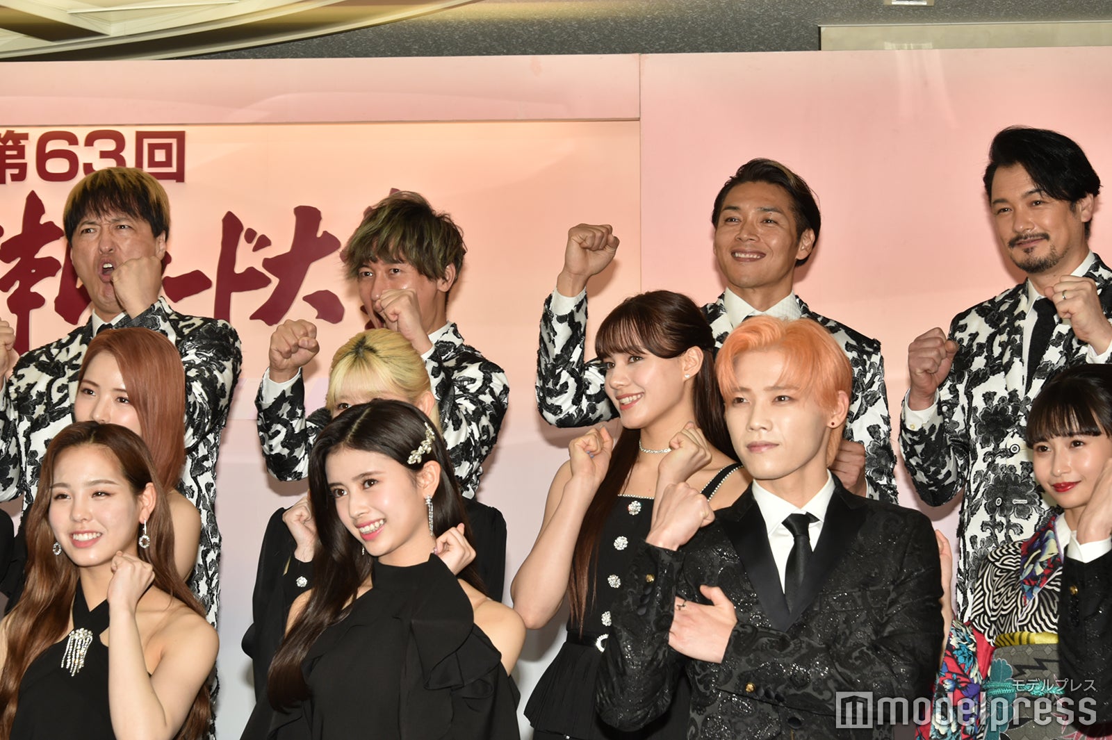 ガッツポーズをとる純烈、NiziUら （C）モデルプレス