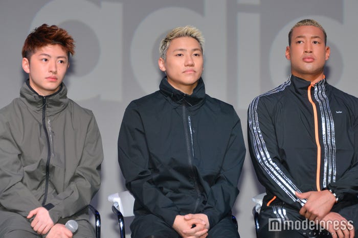 左から:佐野玲於、小森隼、関口メンディー (C)モデルプレス