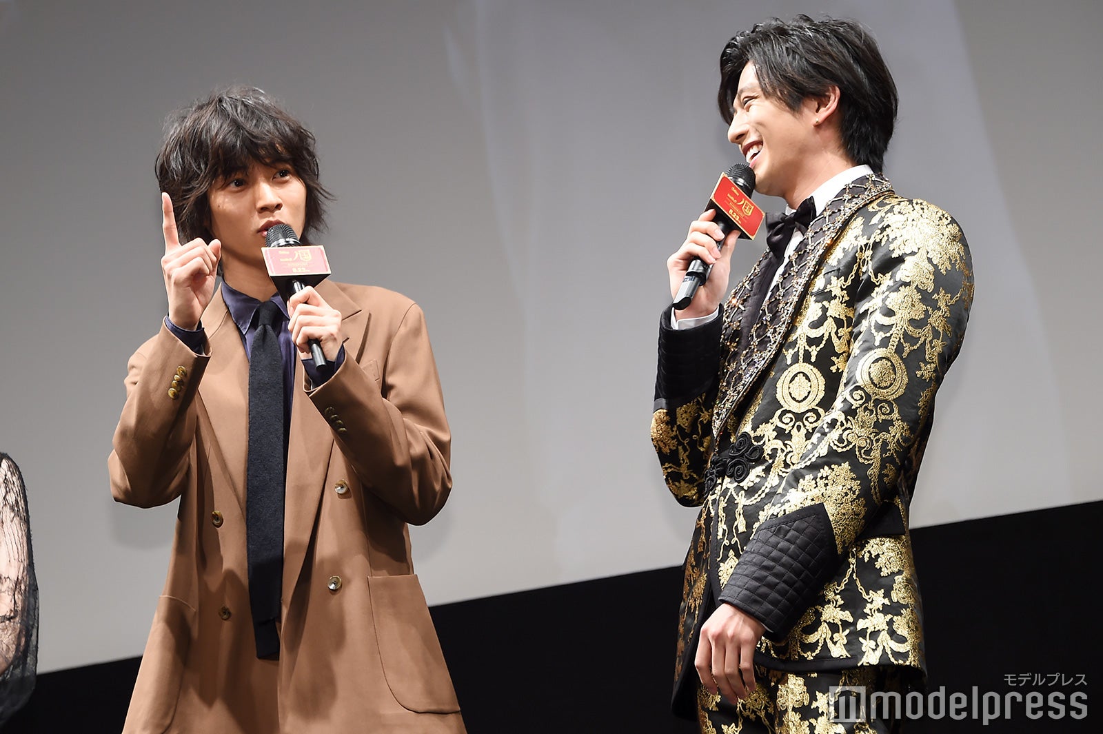 山崎賢人（左）、アフレコの様子を再現 （C）モデルプレス