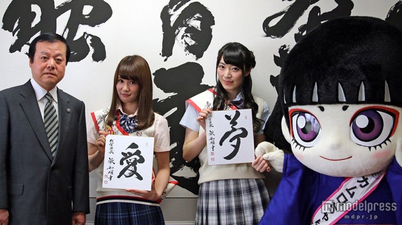 （左から）蕨市長、鈴木まりや、松井咲子、カムロちゃん／（C）フジテレビ