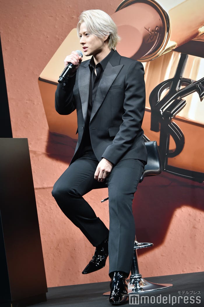 全身ブラックで登場した平野紫耀(C)モデルプレス