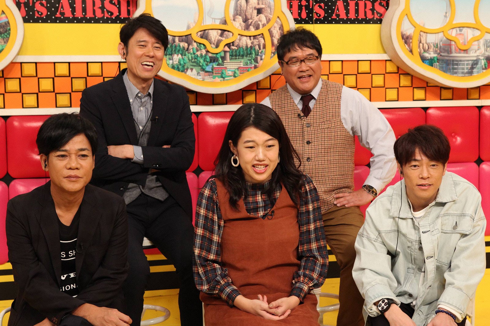 （前列左から）名倉潤、横澤夏子、陣内智則（後列左から）原田泰造、観客 （C）フジテレビ