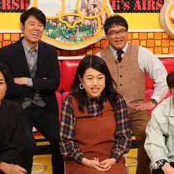 （前列左から）名倉潤、横澤夏子、陣内智則（後列左から）原田泰造、観客 （C）フジテレビ