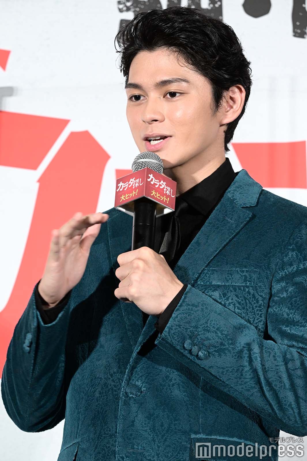 身振り手振りで説明する眞栄田郷敦（C）モデルプレス