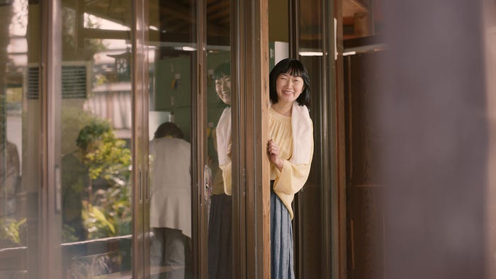 川村エミコ/新CM「北千住_明日へのチャージ」篇より(提供写真)