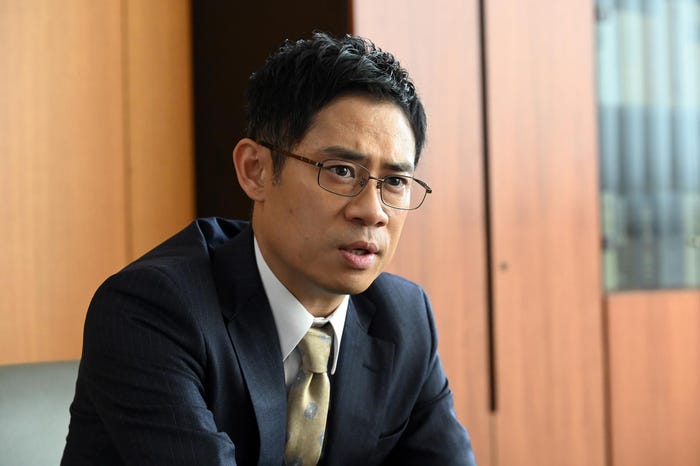 伊藤淳史「ダブルチート 偽りの警官 Season1」第2話より(C)テレビ東京 WOWOW