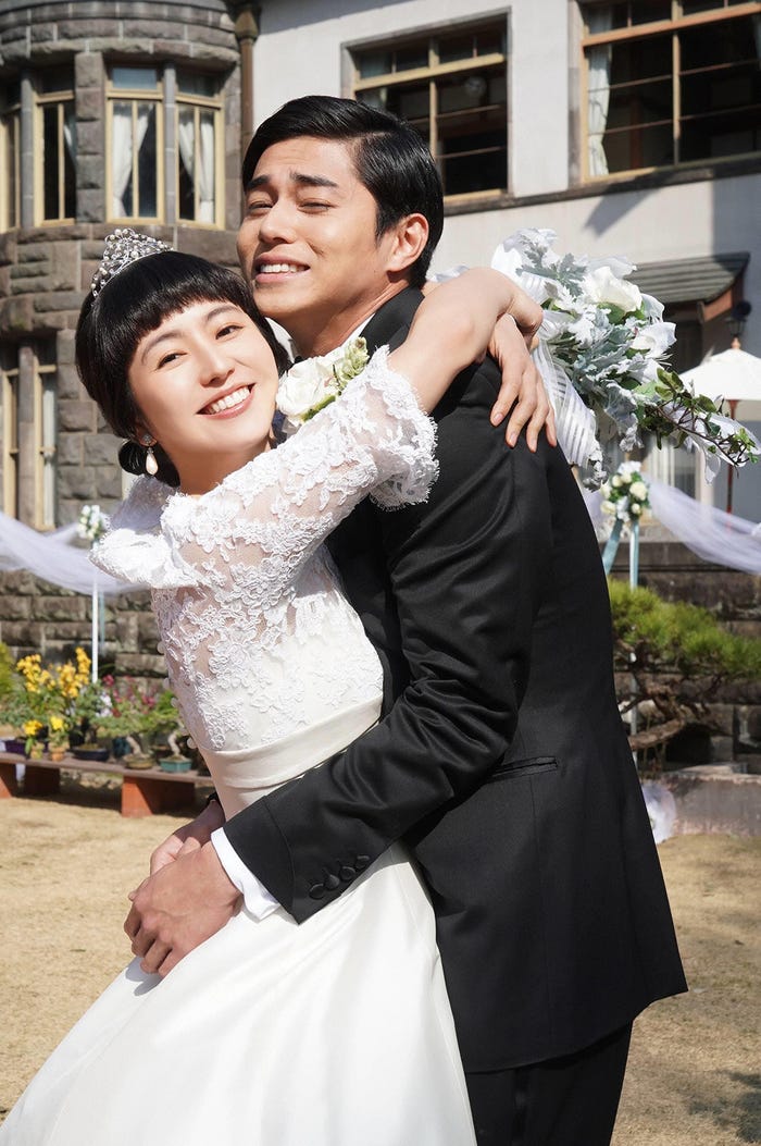 長澤まさみ、東出昌大/「コンフィデンスマンJP」第7話より(C)フジテレビ