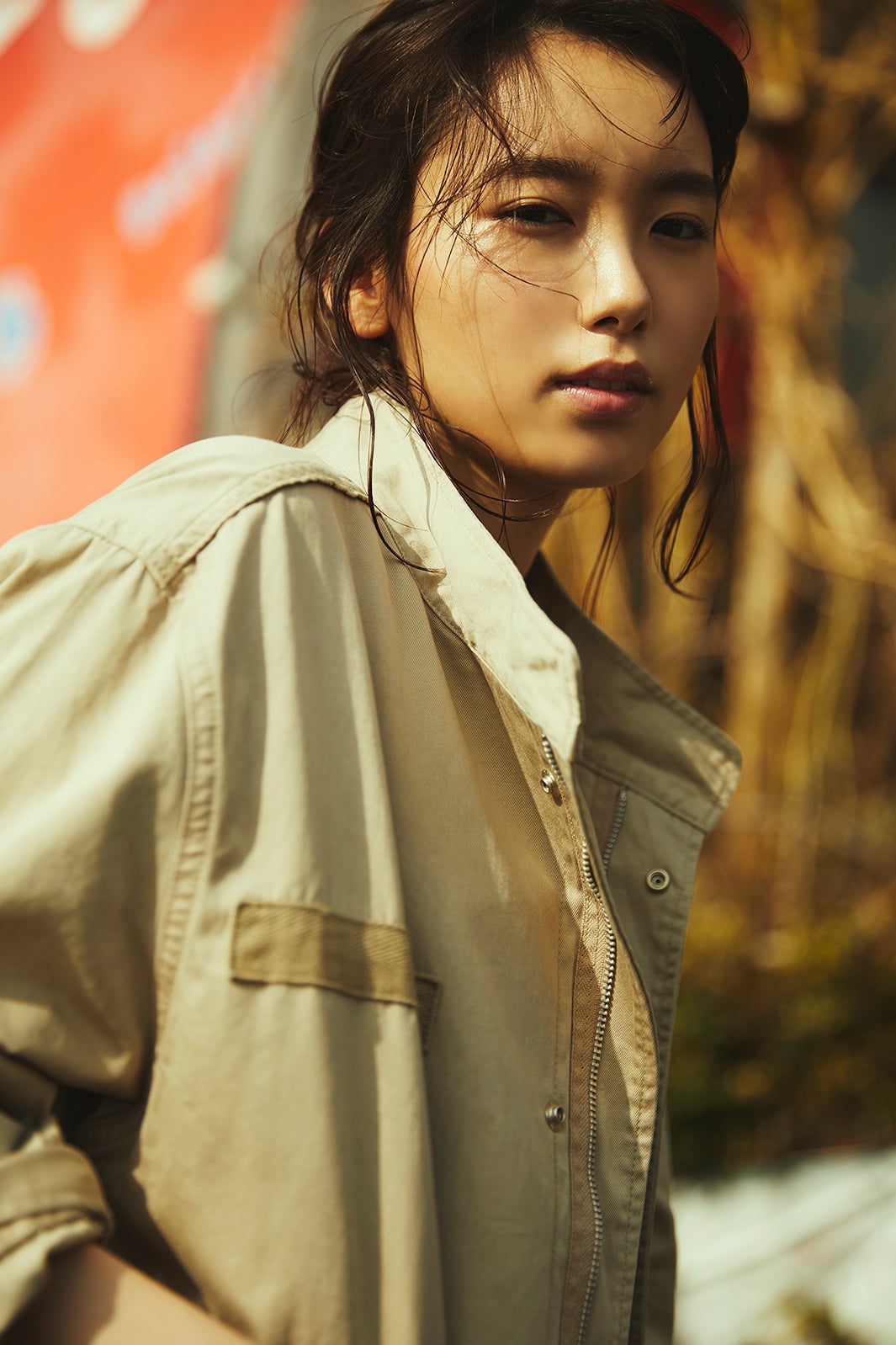 飯豊まりえ、太眉のぞくデコ出しヘアが大人っぽい 自然体な表情で魅了