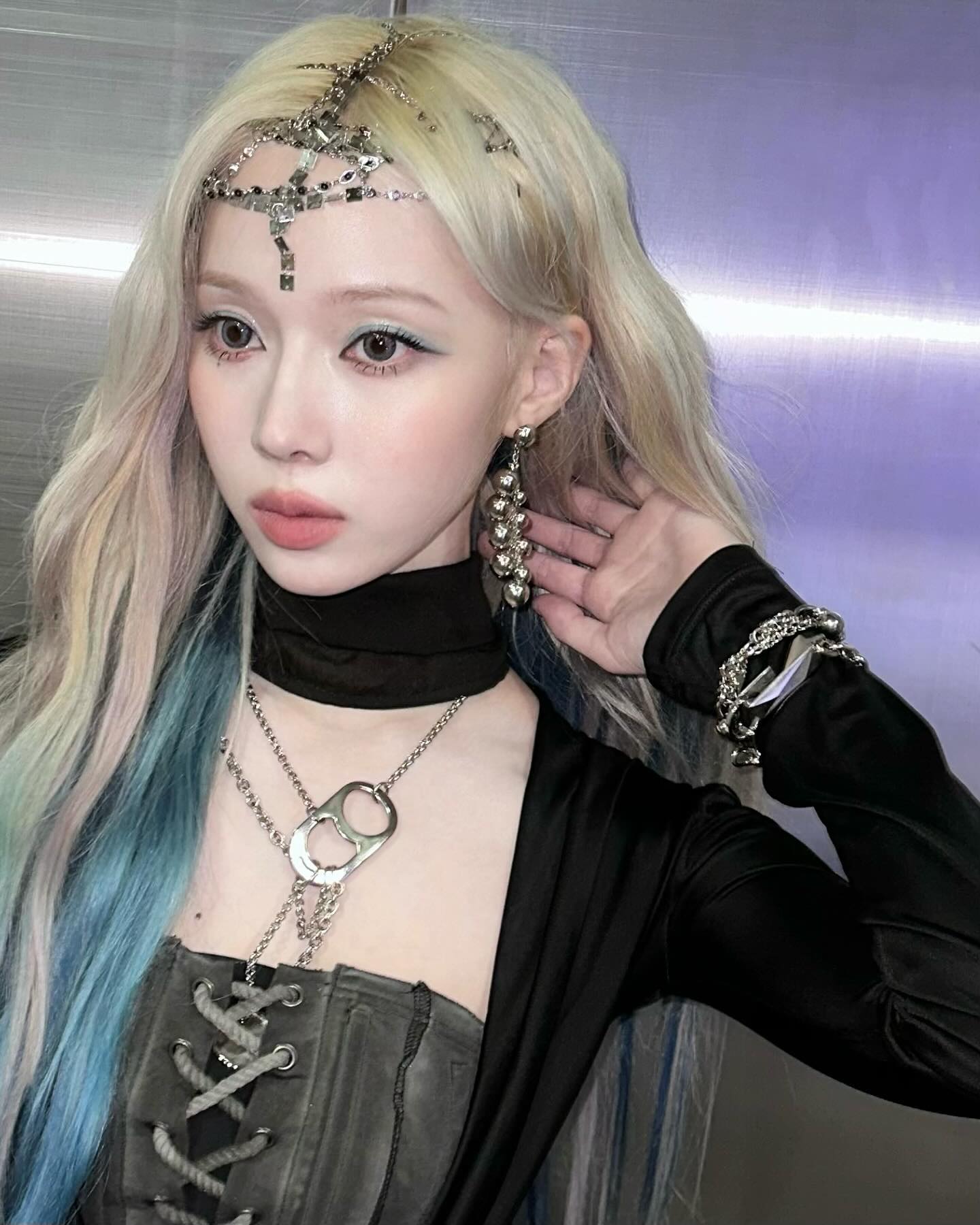 aespaら“青い目元”で魅了 韓国メイクトレンド「ブルーコア」