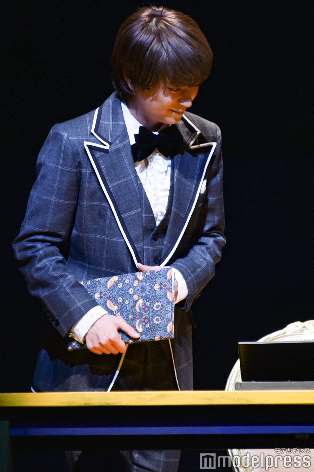 ドリンクカバーと同じ柄の台本カバーが可愛い佐藤勝利／「ハロルドとモード」 （C）モデルプレス