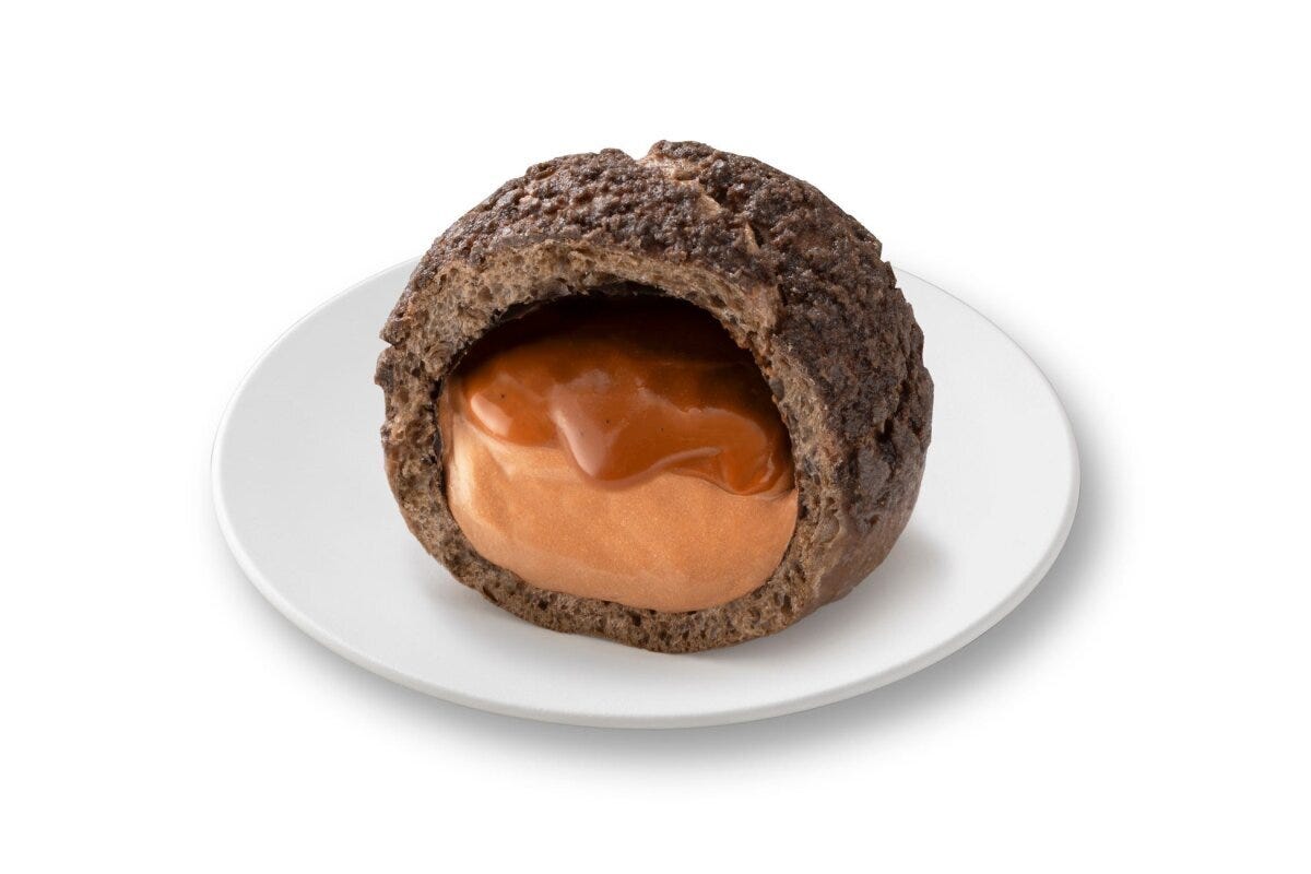 ファミリーマートのとろけるキャラメルショコラシューのビジュアル