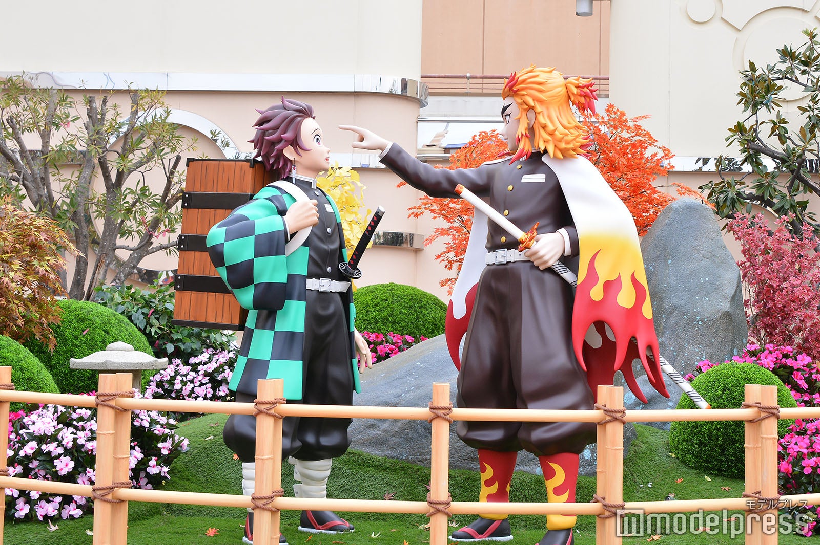 乗車前のエリアには竈門炭治郎と炎柱・煉獄杏寿郎が／鬼滅の刃 XRライド（C）モデルプレス