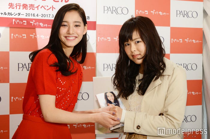 ファンと握手する新木優子(C)モデルプレス