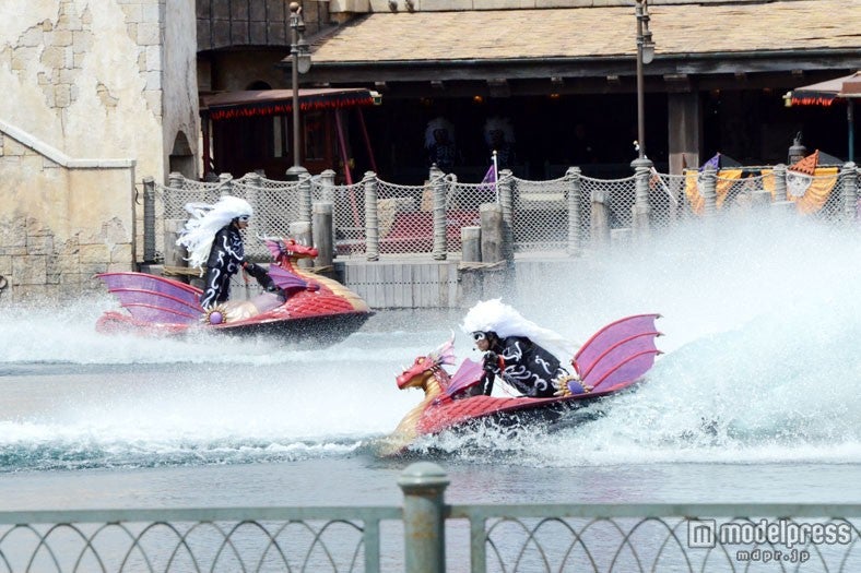 スケルトンver.の「レジェンド・オブ・ミシカ」水上バイクで登場／「ハロウィーン・デイドリーム ―スケルトンズ・サプライズ」TDS