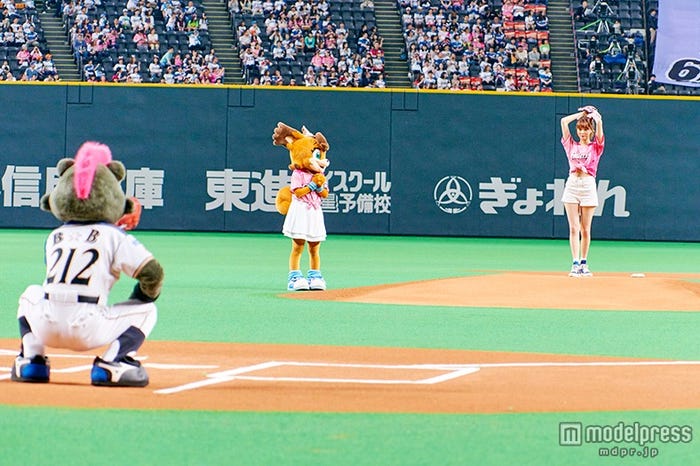 八木アリサ、ショートパンツ姿でファーストピッチ【モデルプレス】