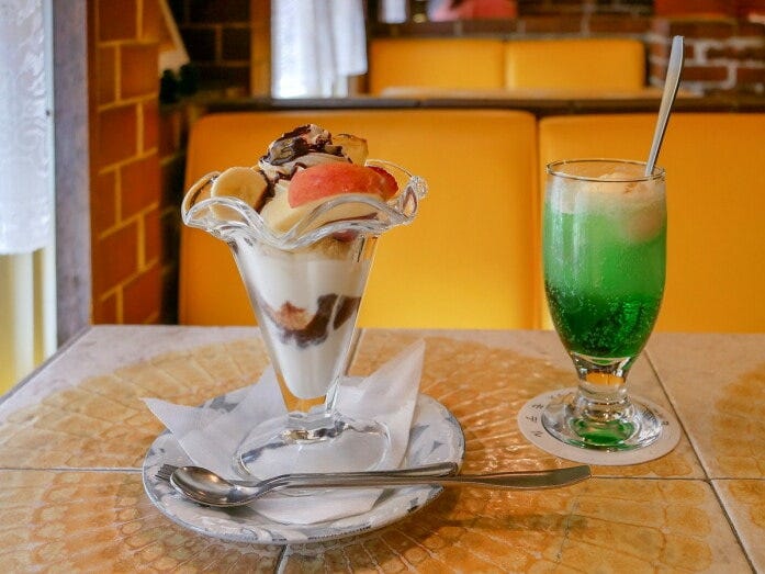 純喫茶モデル「チョコレートパフェ」（税込550円）、「メロンフロート」（税込550円）（2022年3月28日撮影）