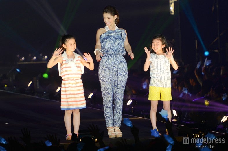 ダレノガレ明美が福島の子どもたちとランウェイを歩き、エールを贈った。