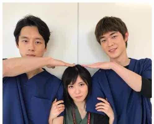 松岡茉優、坂口健太郎&宮沢氷魚との“身長差”ショット再び「可愛すぎ」「羨ましい」<コウノドリ>