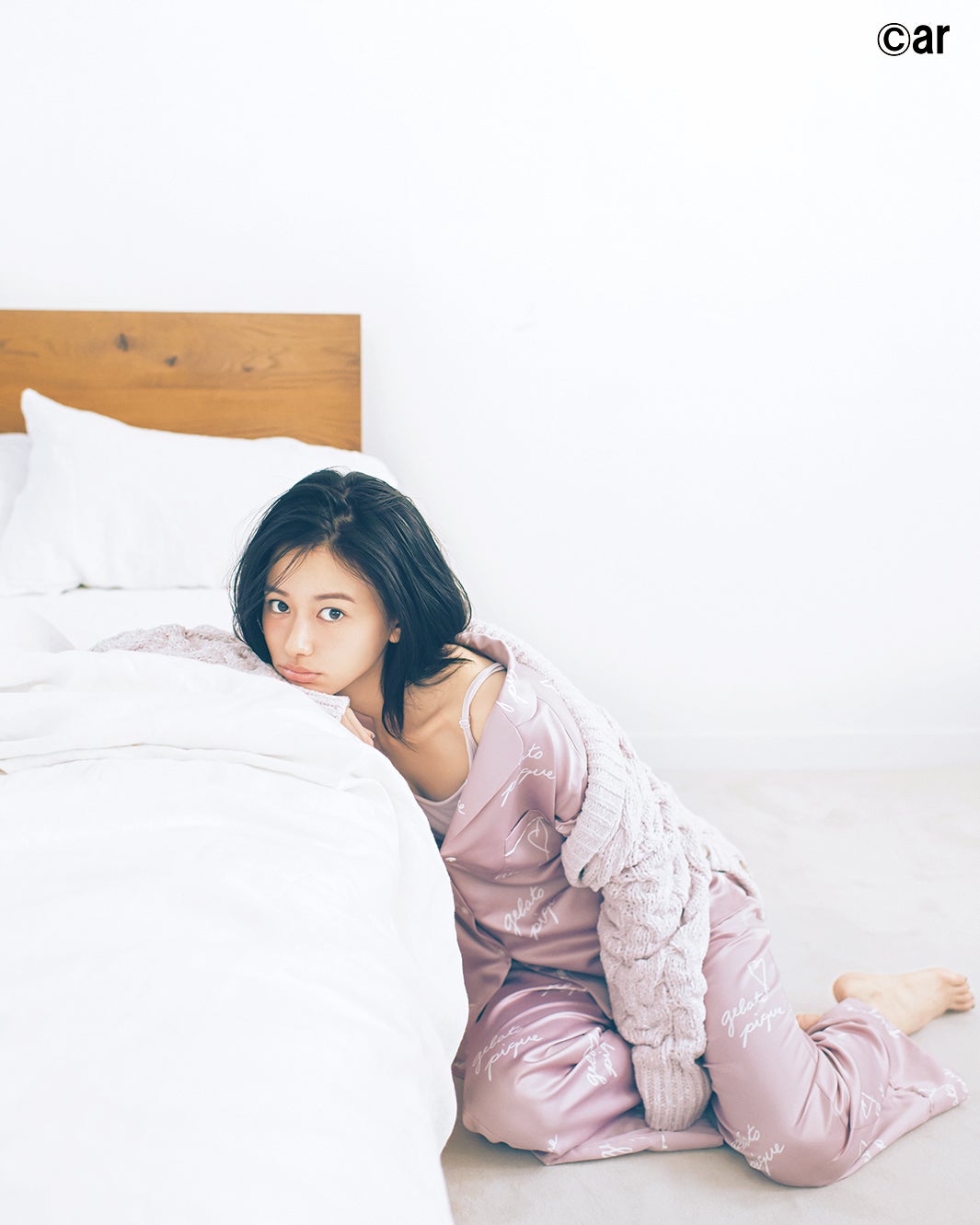 山本舞香、鎖骨美光るパジャマ姿