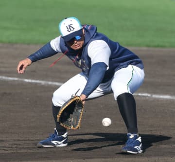 燕助っ人史上初の早出特守！？ オスナが朝から一塁守備練習 球団公式X「球団史上初 ゴールデングラブを狙うらしいです」と投稿