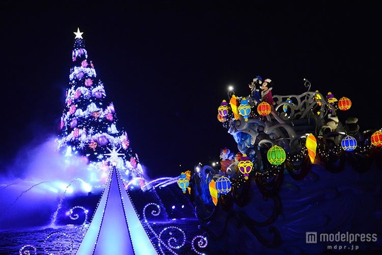 ディズニーシー 夜の水上に浮かぶ幻想的なツリー ロマンティックなクリスマスムードにうっとり モデルプレス ディズニーシー 夜の水上に浮かぶ幻想的なツリー ロマンティックなクリスマスムードにうっとり モデルプレス