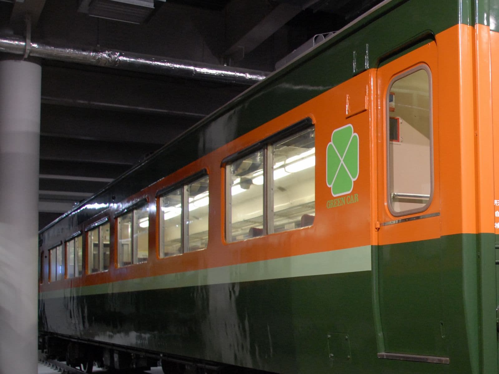 かつてのグリーン車にはライトグリーンの帯が入っていた