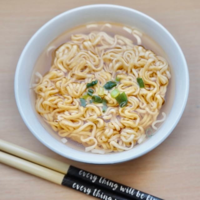 お湯を注ぐだけで絶品ラーメンが完成します。