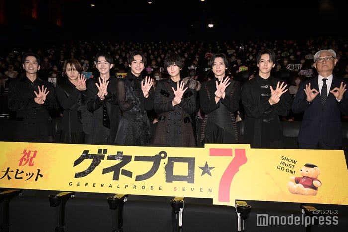 (左から)黒羽麻璃央、佐藤流司、和田雅成、三浦海里、荒牧慶彦、染谷俊之、高野洸、堤幸彦監督(C)モデルプレス