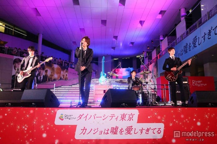 デビュー曲「サヨナラの準備は、もうできていた」を初披露した「CRUDE PLAY」