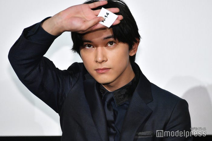 プレゼントが当たった観客を探す吉沢亮(C)モデルプレス