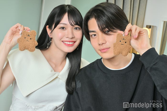 お揃いのクマのキーホルダーを見せる中川紅葉、今井竜太郎(C)モデルプレス