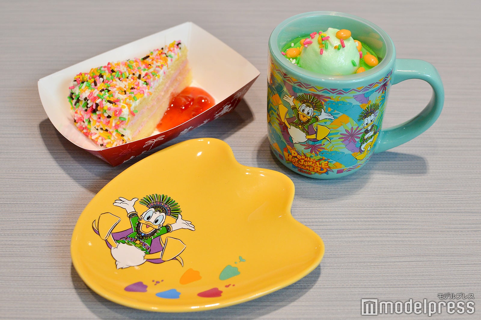 ストロベリークリームケーキ、スーベニアプレート付き¥850／パイナップルゼリー＆ヨーグルトムース、スーベニアカップ付き¥800（C）モデルプレス（C）Disney