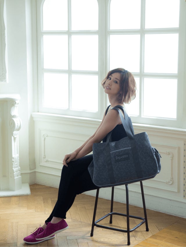 オールインワン￥21,000　メッシュトートバッグ￥27,000　スニーカー￥25,000／Reppet（C）TOPLOG