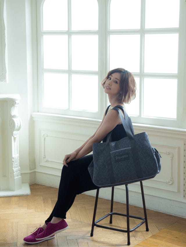 オールインワン¥21,000 メッシュトートバッグ¥27,000 スニーカー¥25,000/Reppet(C)TOPLOG