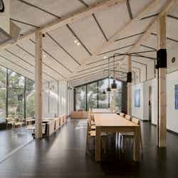 スタバ、東京・谷中の新店舗「カフェ & アートギャラリー」自然と吹き抜けが心地よい木造建築