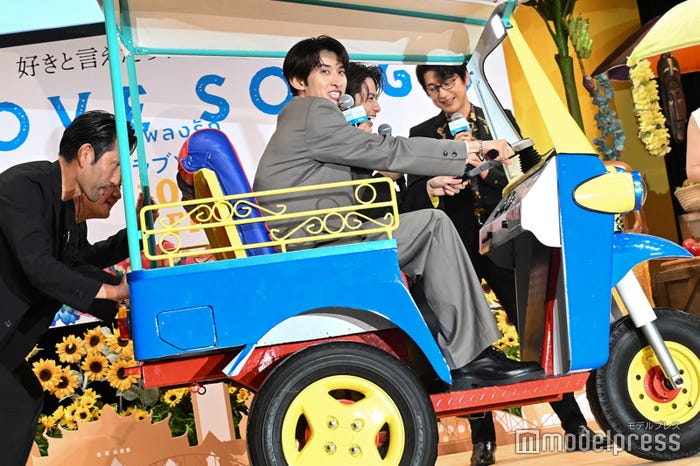 トゥクトゥクに乗って再登場する向井康二、森崎ウィン(C)モデルプレス