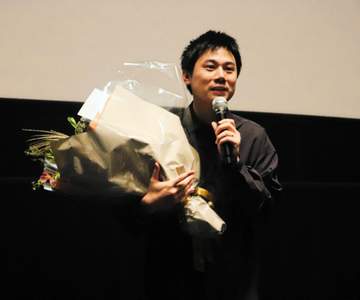 異例ヒットの自主映画「レンタル家族」上坂龍之介監督が地元・兵庫で凱旋あいさつ「感慨深いものがある」