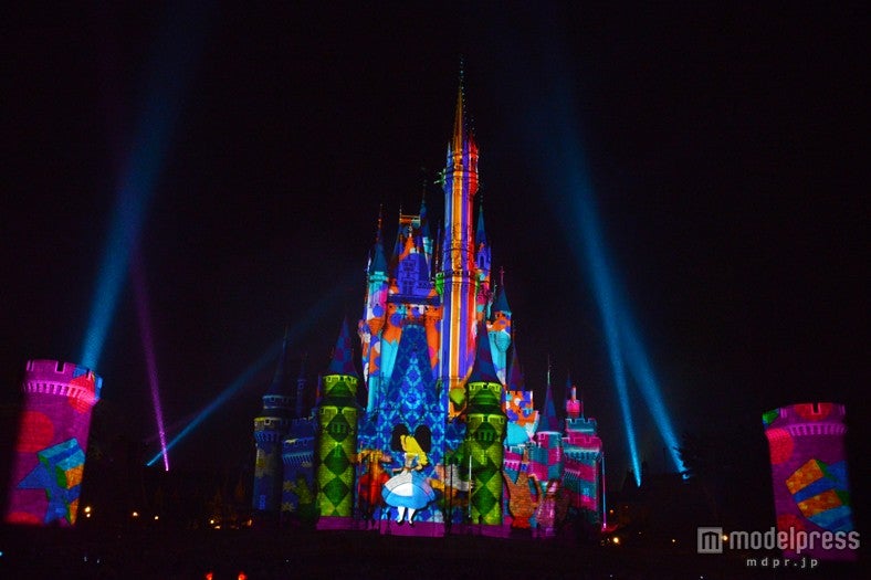 TDL初のプロジェクションマッピング「ワンス・アポン・ア・タイム」／ふしぎの国のアリス